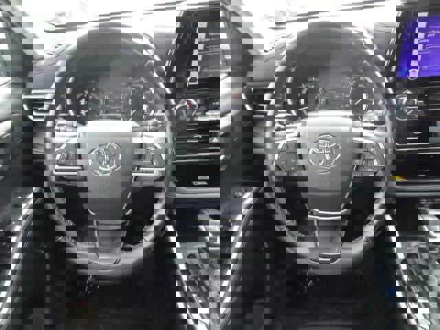 Used 2023 Toyota Highlander XLE image 16