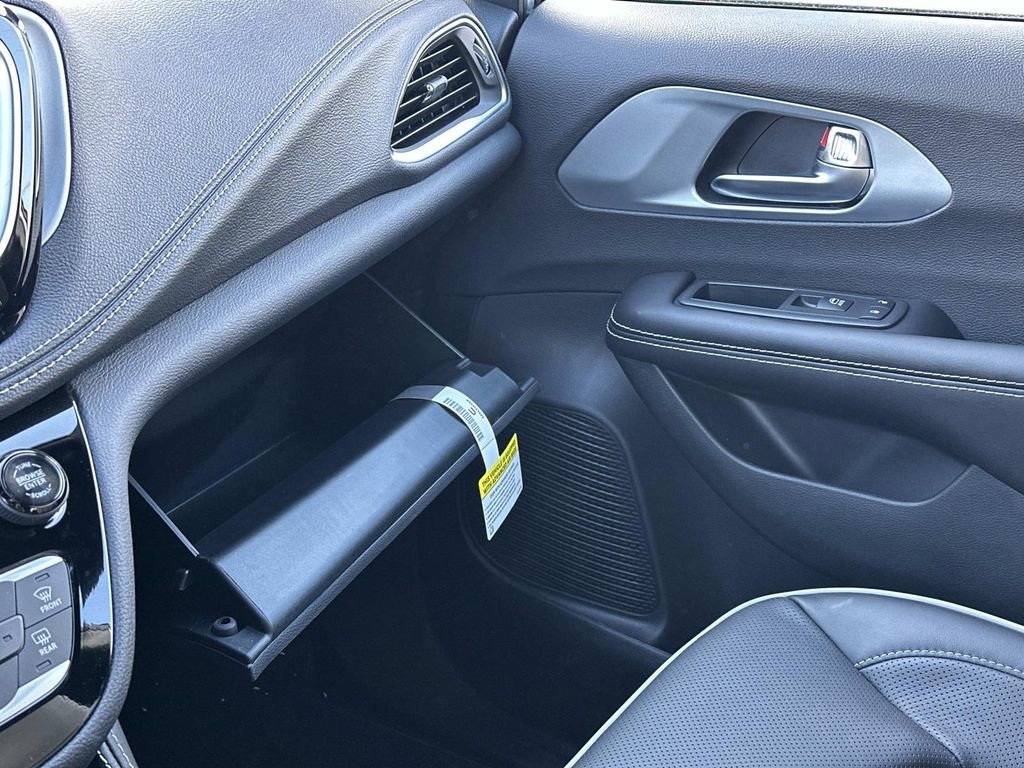 New 2026 Chrysler Pacifica Limited w/ S Appearance Package image 18