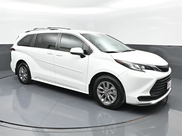 Certified 2022 Toyota Sienna LE FWD image 2