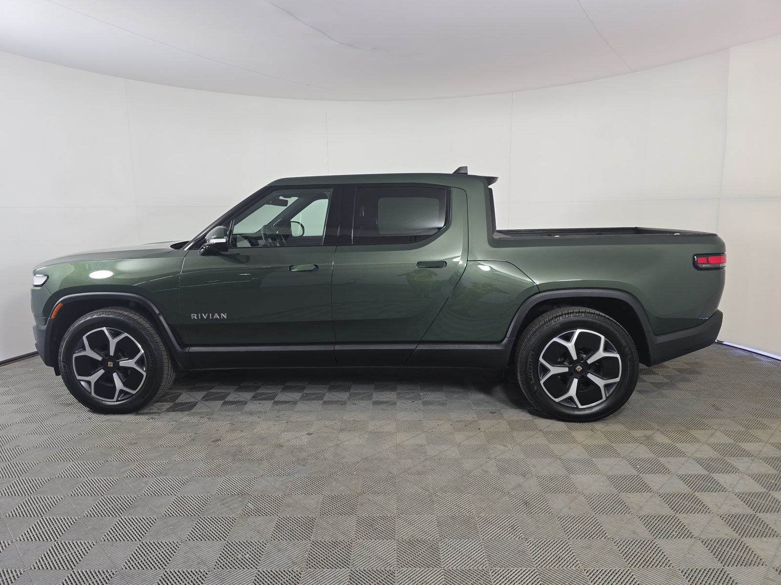 Used 2024 Rivian R1T Adventure Dual AWD/4WD image 2