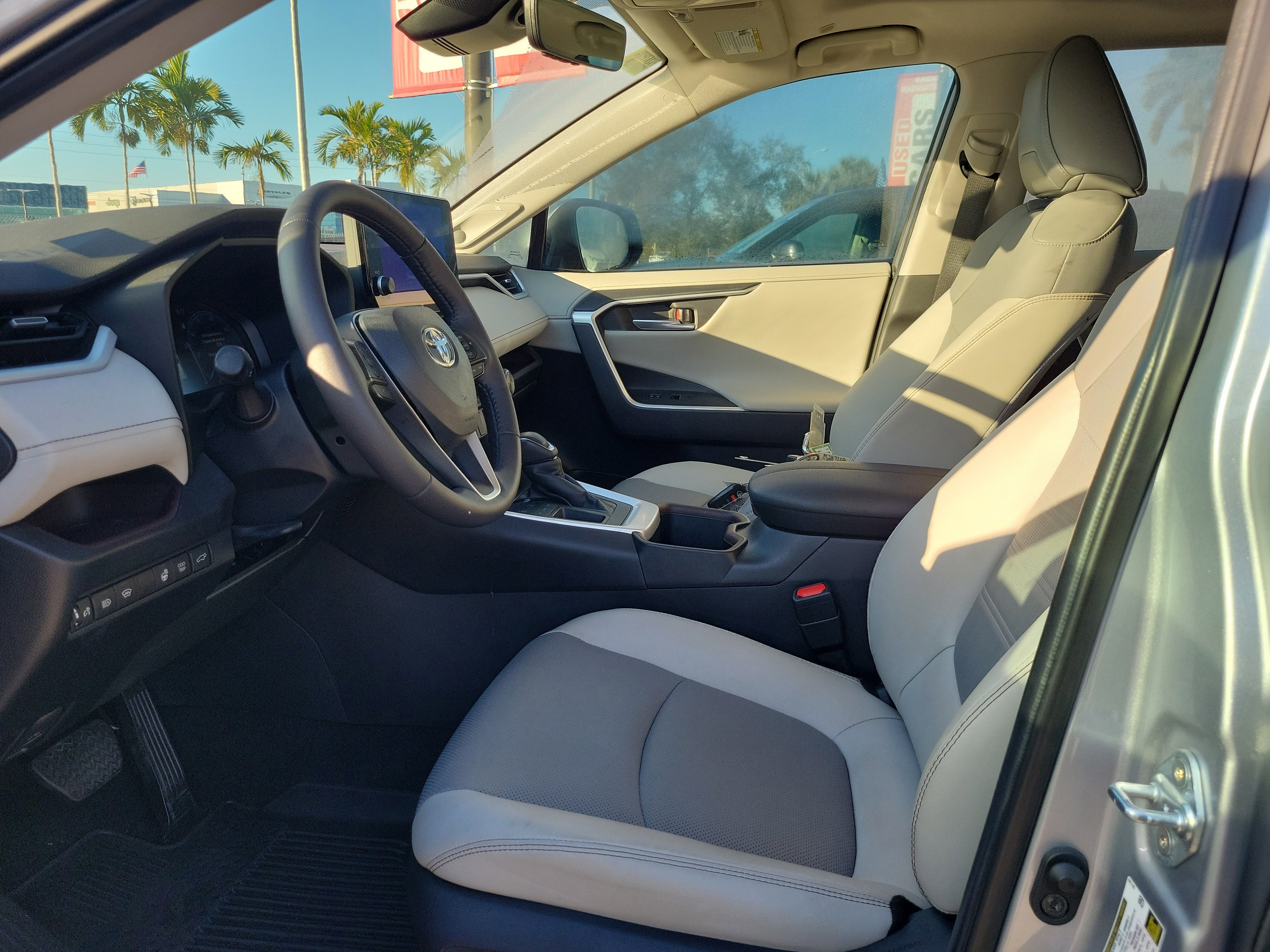 Used 2023 Toyota RAV4 Limited image 19