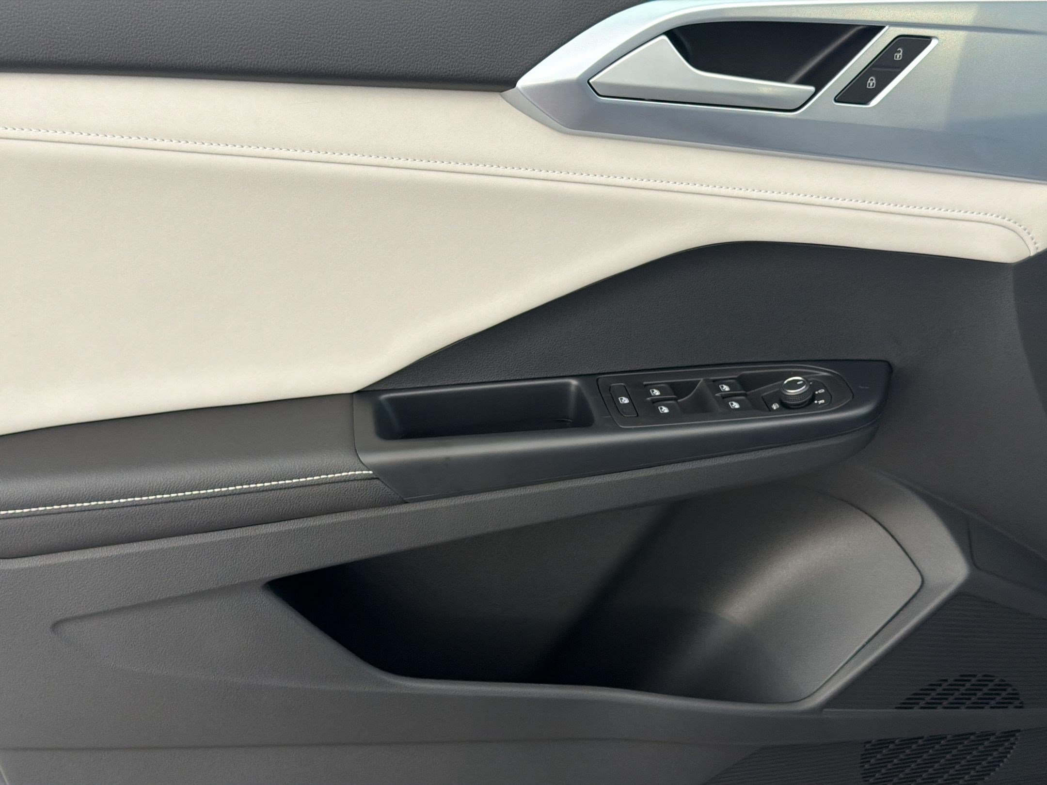 New 2026 Volkswagen Taos SE FWD image 13