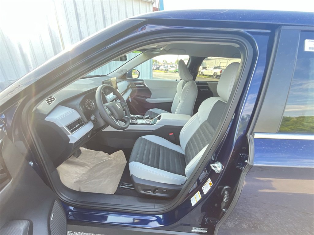 New 2025 Mitsubishi Outlander SE image 11