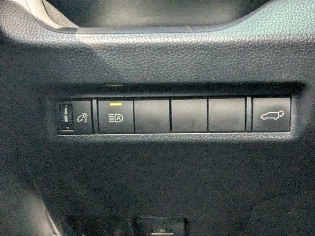 Used 2021 Toyota RAV4 XLE w/ Convenience Package FWD image 28