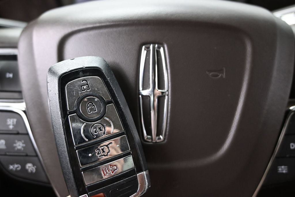 Used 2024 Lincoln Navigator Premiere AWD/4WD image 47