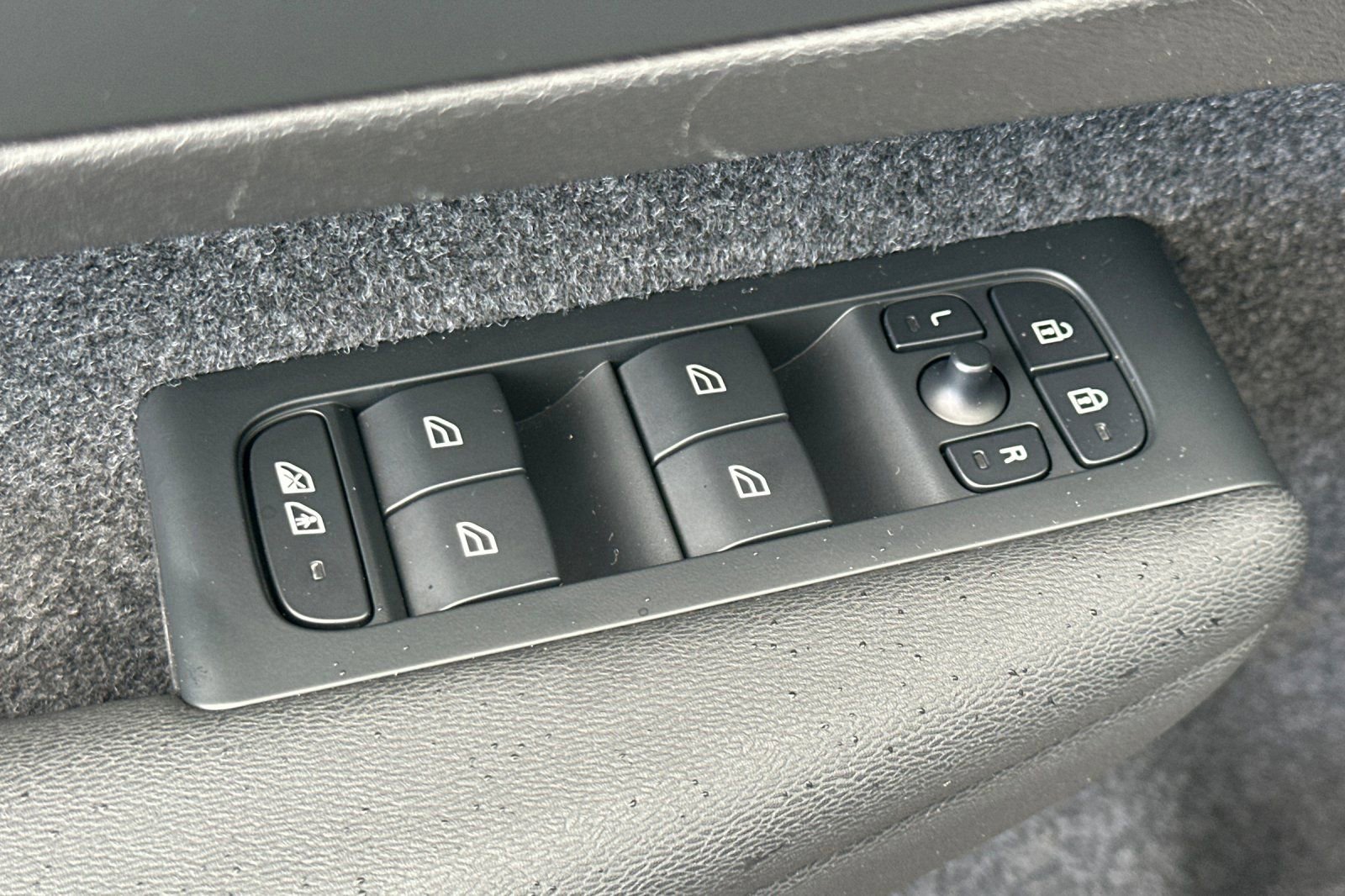 Used 2023 Volvo XC40 Recharge Ultimate w/ Protection Package Premier image 15