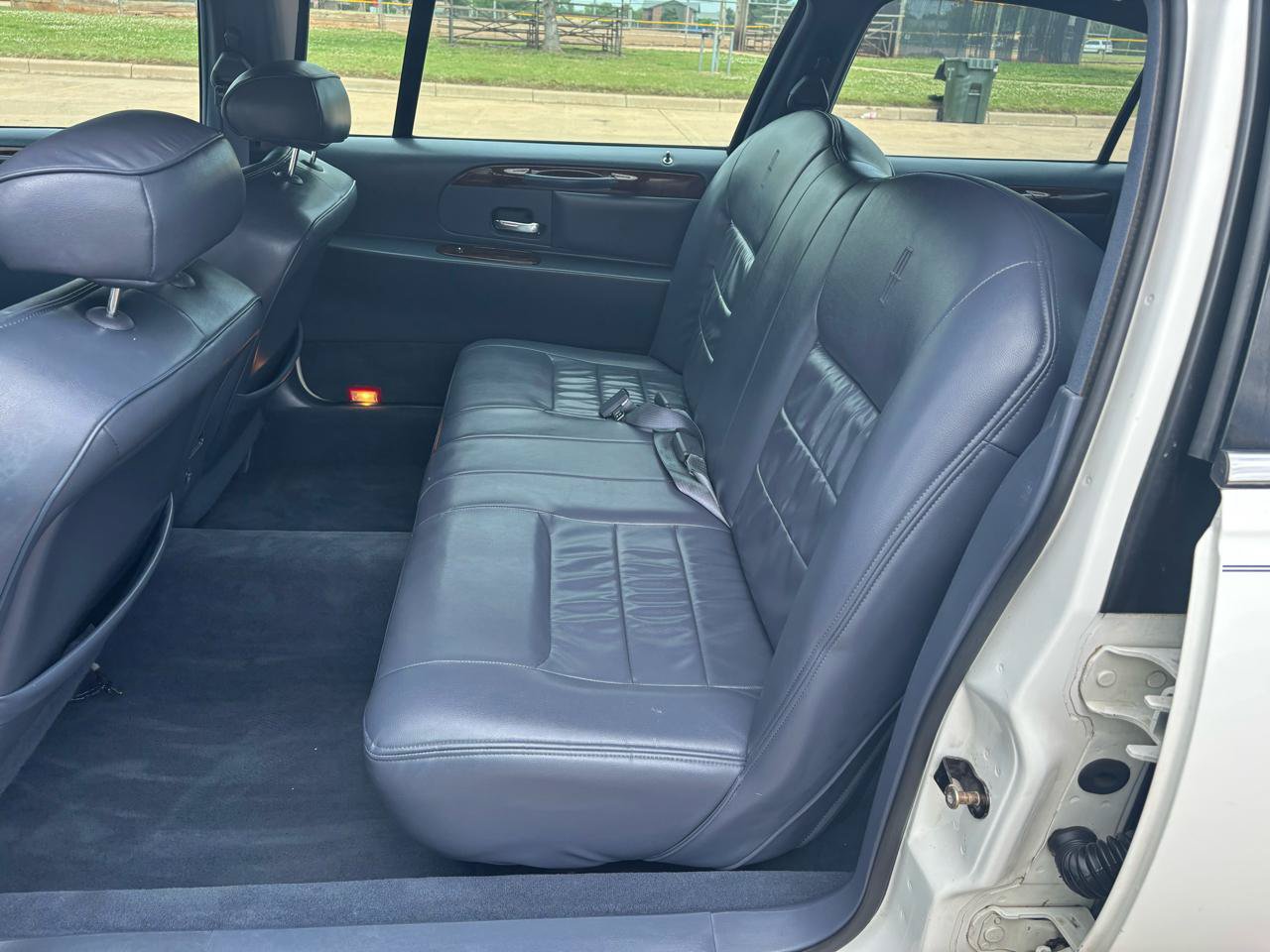 Used 1999 Lincoln Town Car Executive RWD image 12