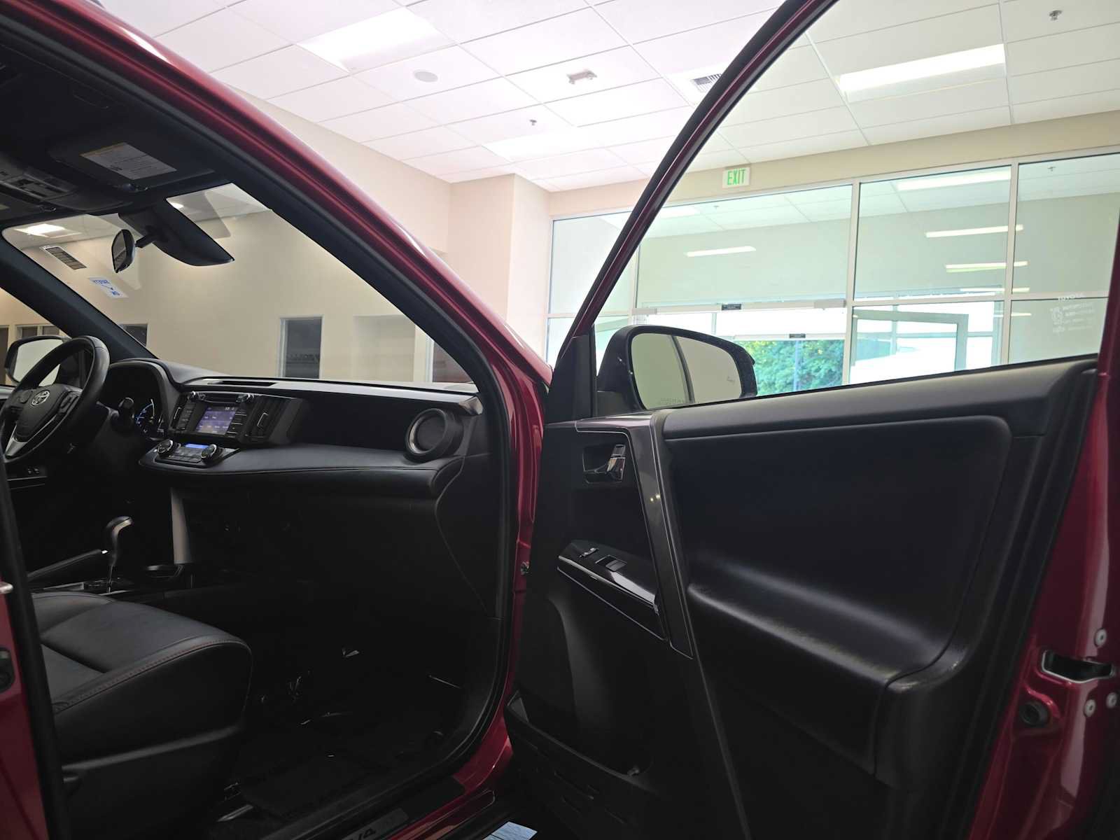 Used 2018 Toyota RAV4 SE AWD/4WD image 28