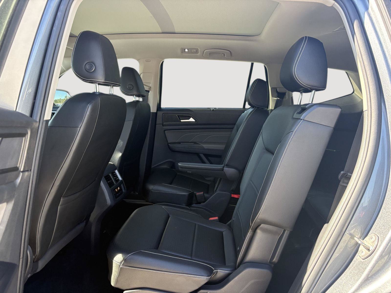 Certified 2022 Volkswagen Atlas SEL R-Line AWD/4WD image 7