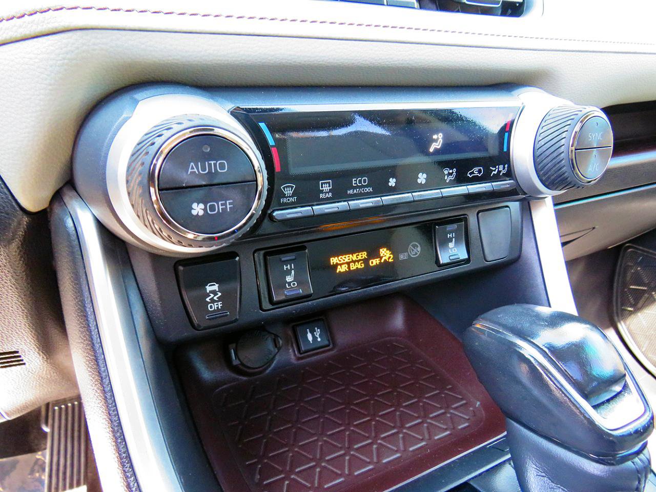 Used 2019 Toyota RAV4 Limited image 27