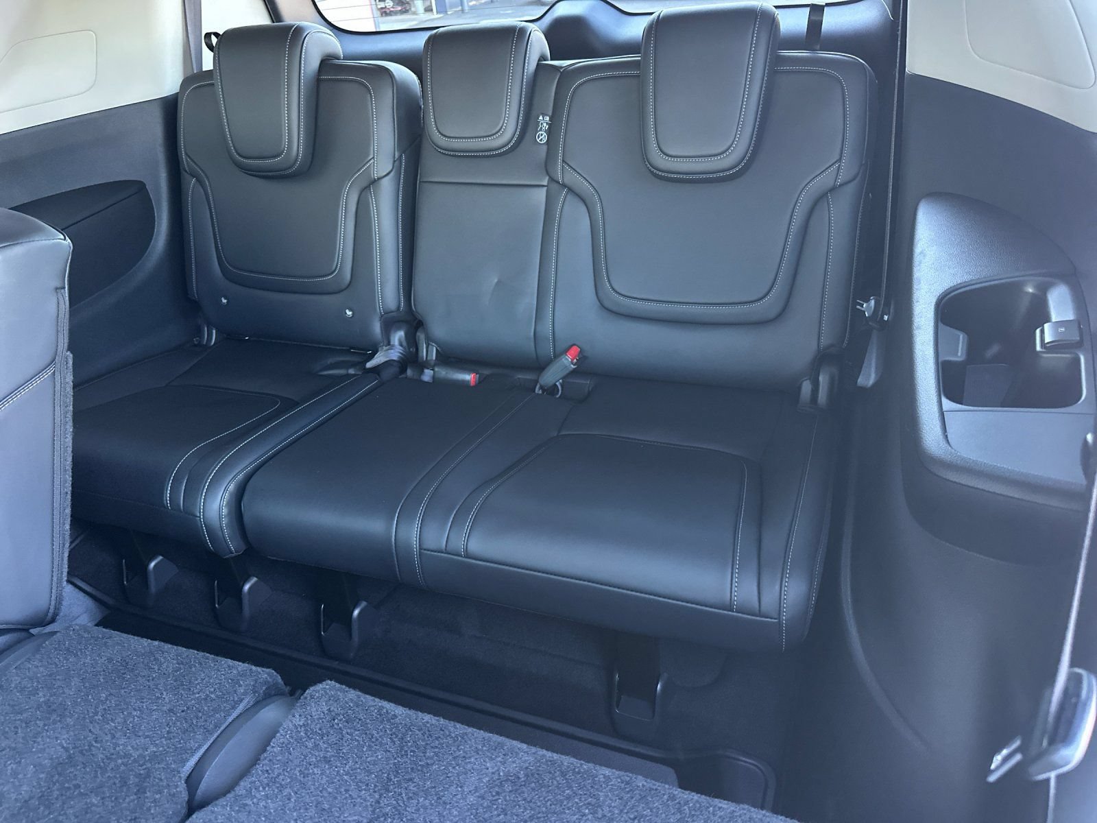 Used 2025 Nissan Armada SV AWD/4WD image 14