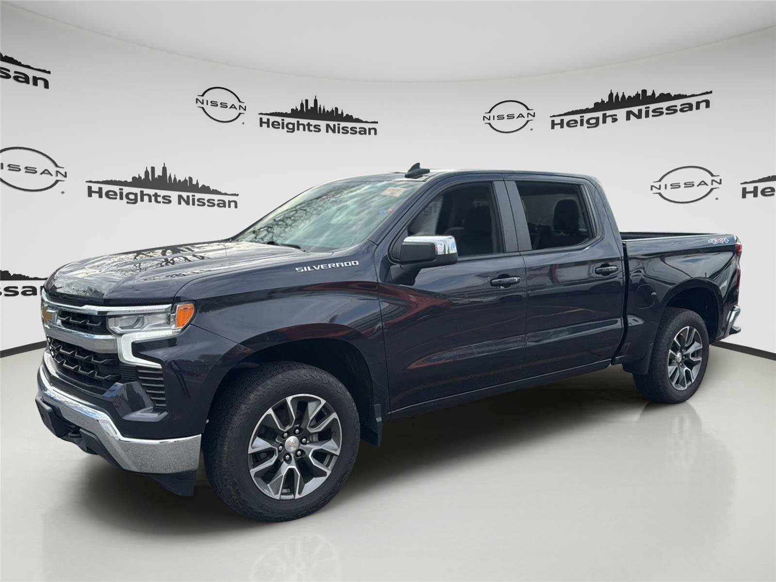 Used 2023 Chevrolet Silverado 1500 LT AWD/4WD image 2