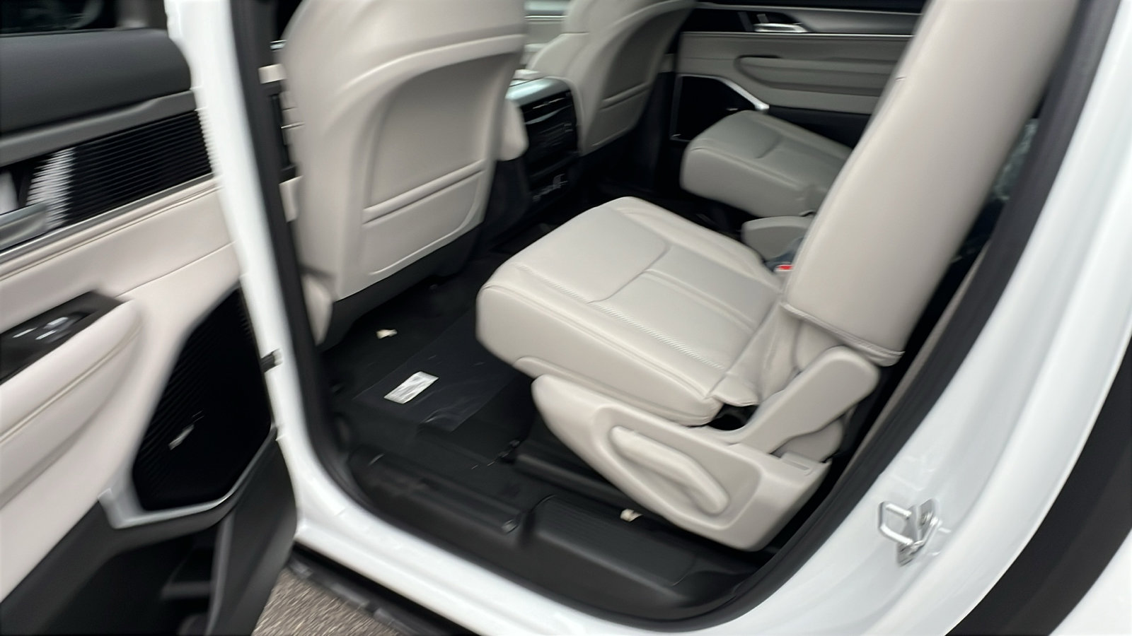 New 2025 Jeep Wagoneer L Series III image 21