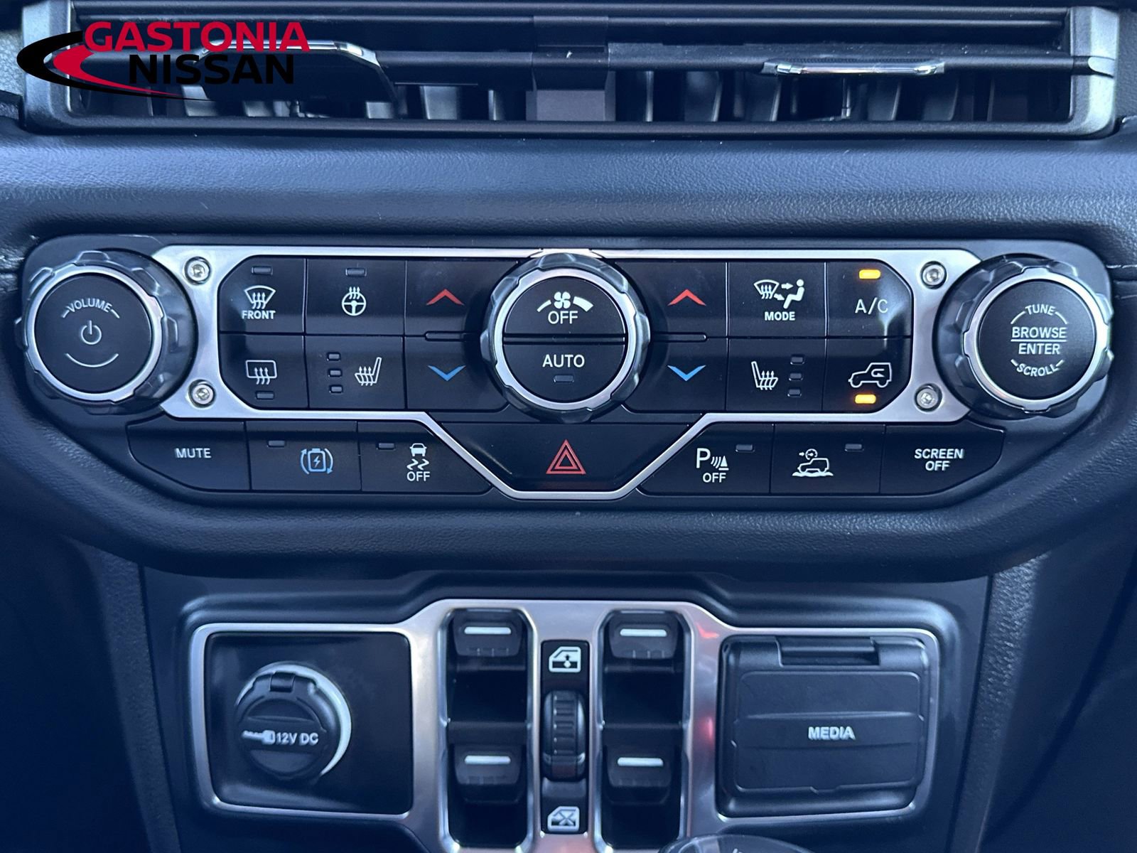 Used 2024 Jeep Wrangler Unlimited Sahara w/ Technology Group image 7