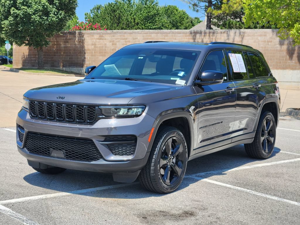 Used 2023 Jeep Grand Cherokee Altitude AWD/4WD image 3