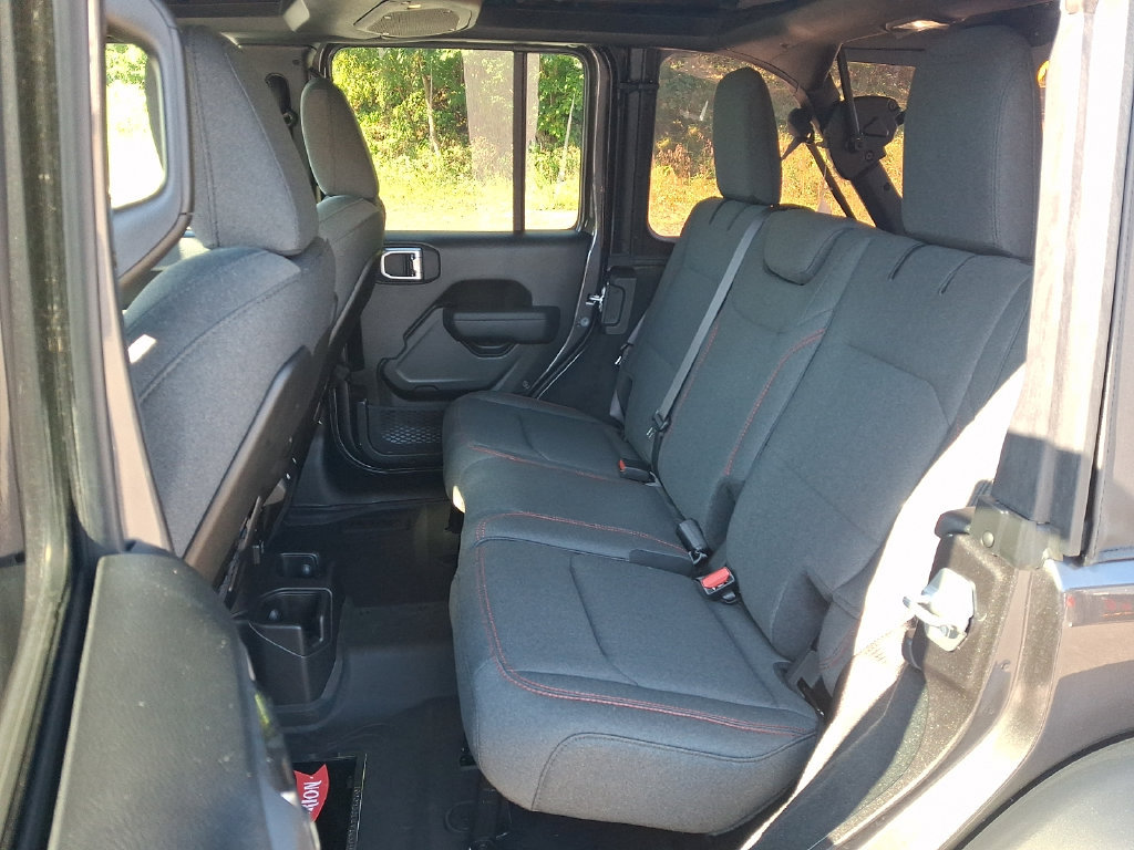 Used 2025 Jeep Wrangler Unlimited Rubicon w/ Convenience Group AWD/4WD image 10