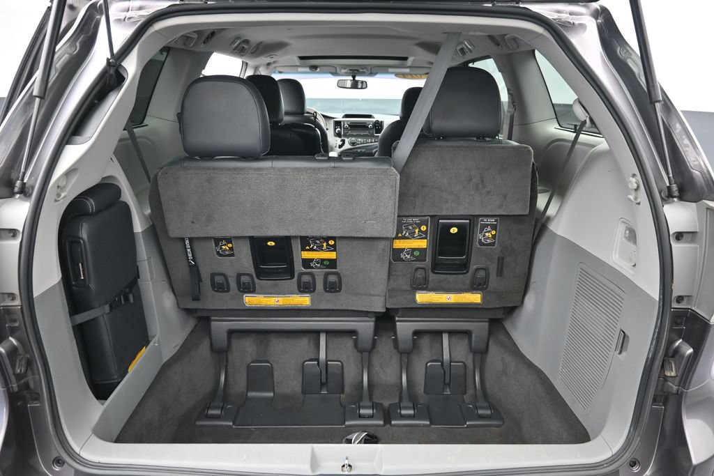 Used 2014 Toyota Sienna SE FWD image 25