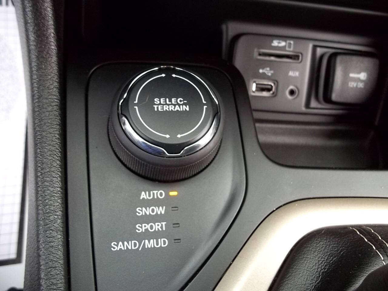 Used 2017 Jeep Cherokee Sport AWD/4WD image 26
