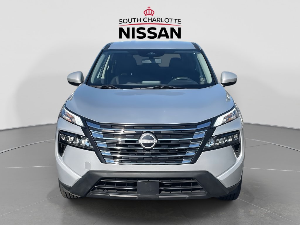 Used 2024 Nissan Rogue SV AWD/4WD image 2