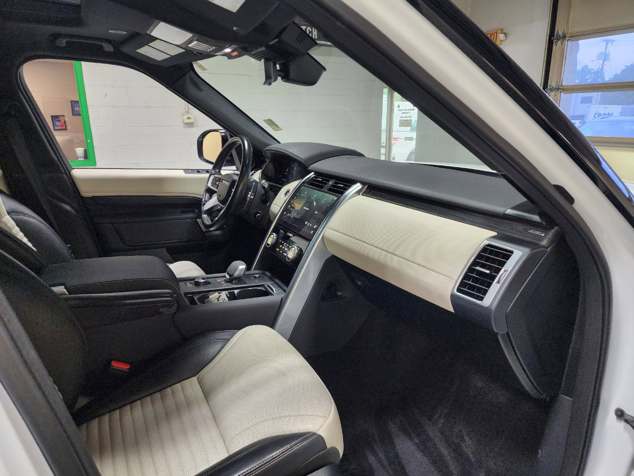 Used 2022 Land Rover Discovery S R-Dynamic image 30