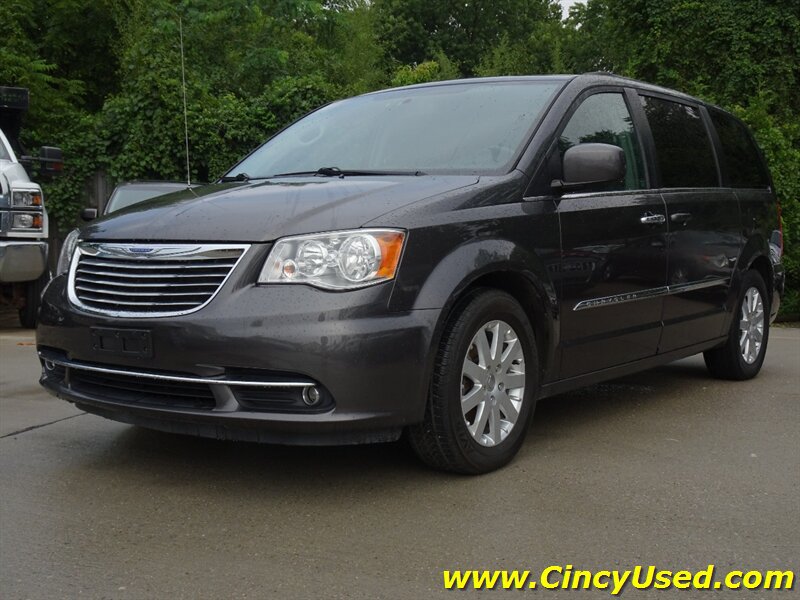 Used 2016 Chrysler Town & Country Touring FWD image 3