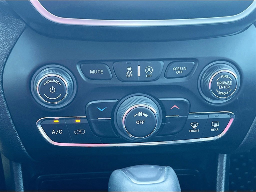 Used 2020 Jeep Cherokee Latitude Plus w/ Cold Weather Group image 15