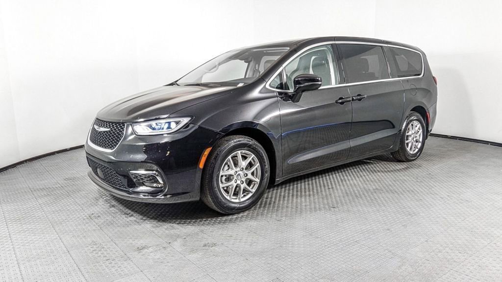 Used 2024 Chrysler Pacifica Touring-L image 3