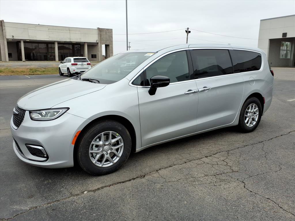 New 2026 Chrysler Pacifica Select image 3