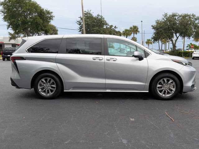 Used 2025 Toyota Sienna XLE FWD image 2