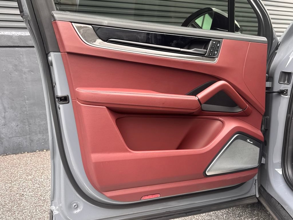Certified 2025 Porsche Cayenne Turbo AWD/4WD image 27