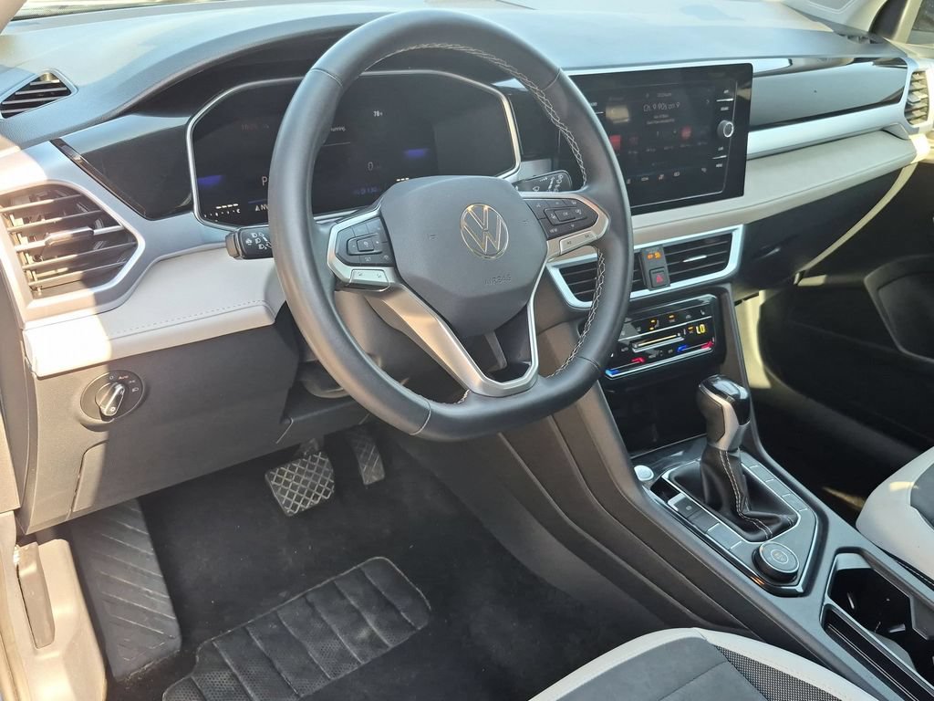 Used 2025 Volkswagen Taos SE AWD/4WD image 15