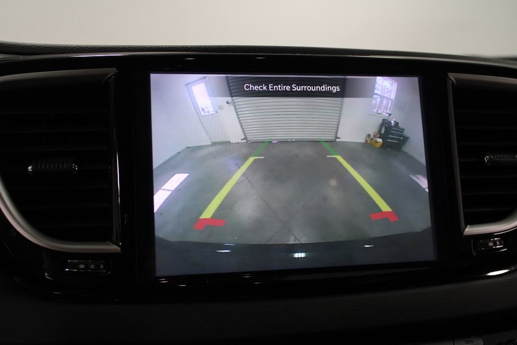 Used 2024 Chrysler Pacifica Touring-L image 27