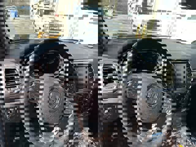 Used 2017 Jeep Grand Cherokee Altitude image 6