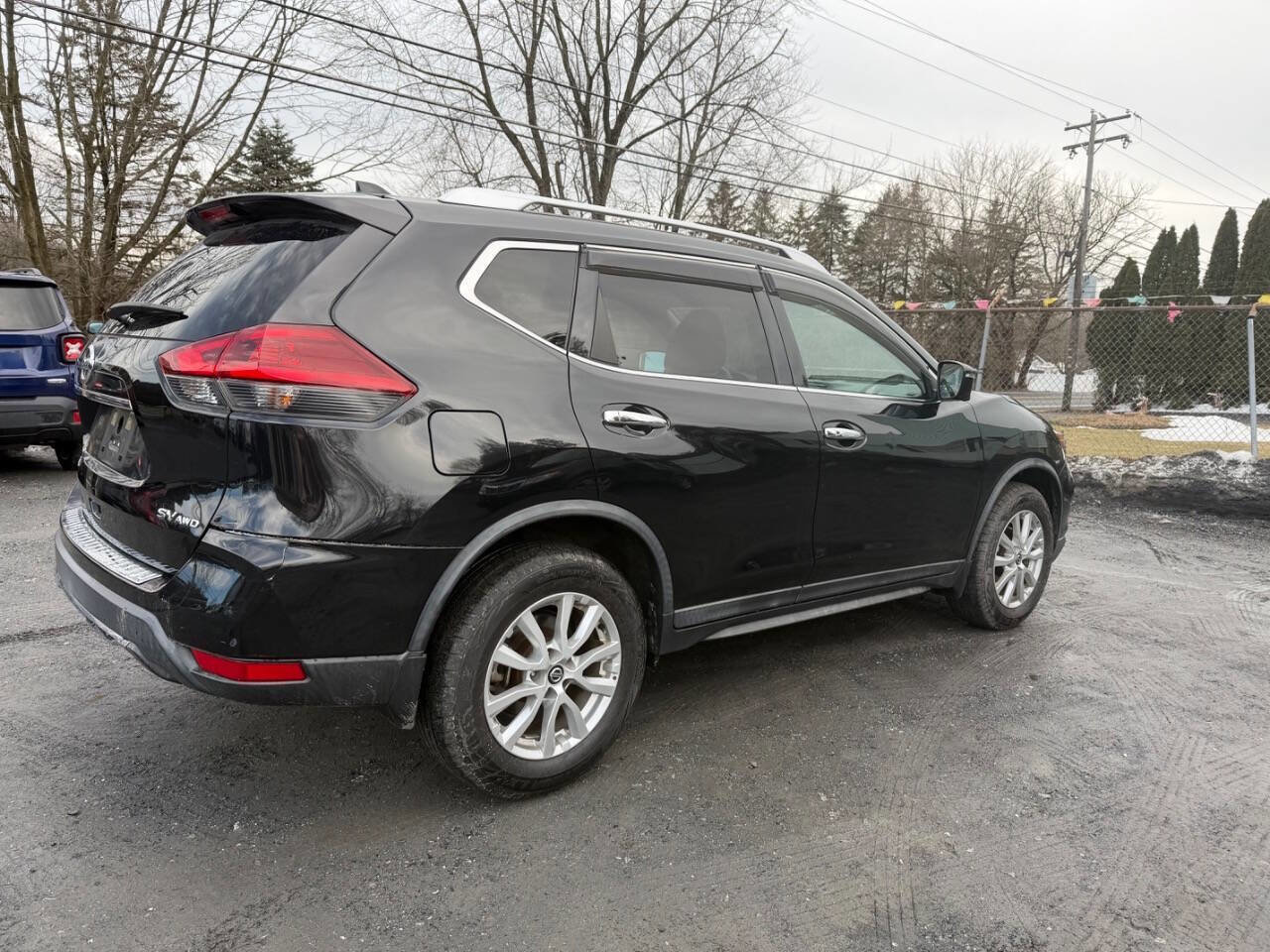 Used 2018 Nissan Rogue SV w/ Premium Package image 4