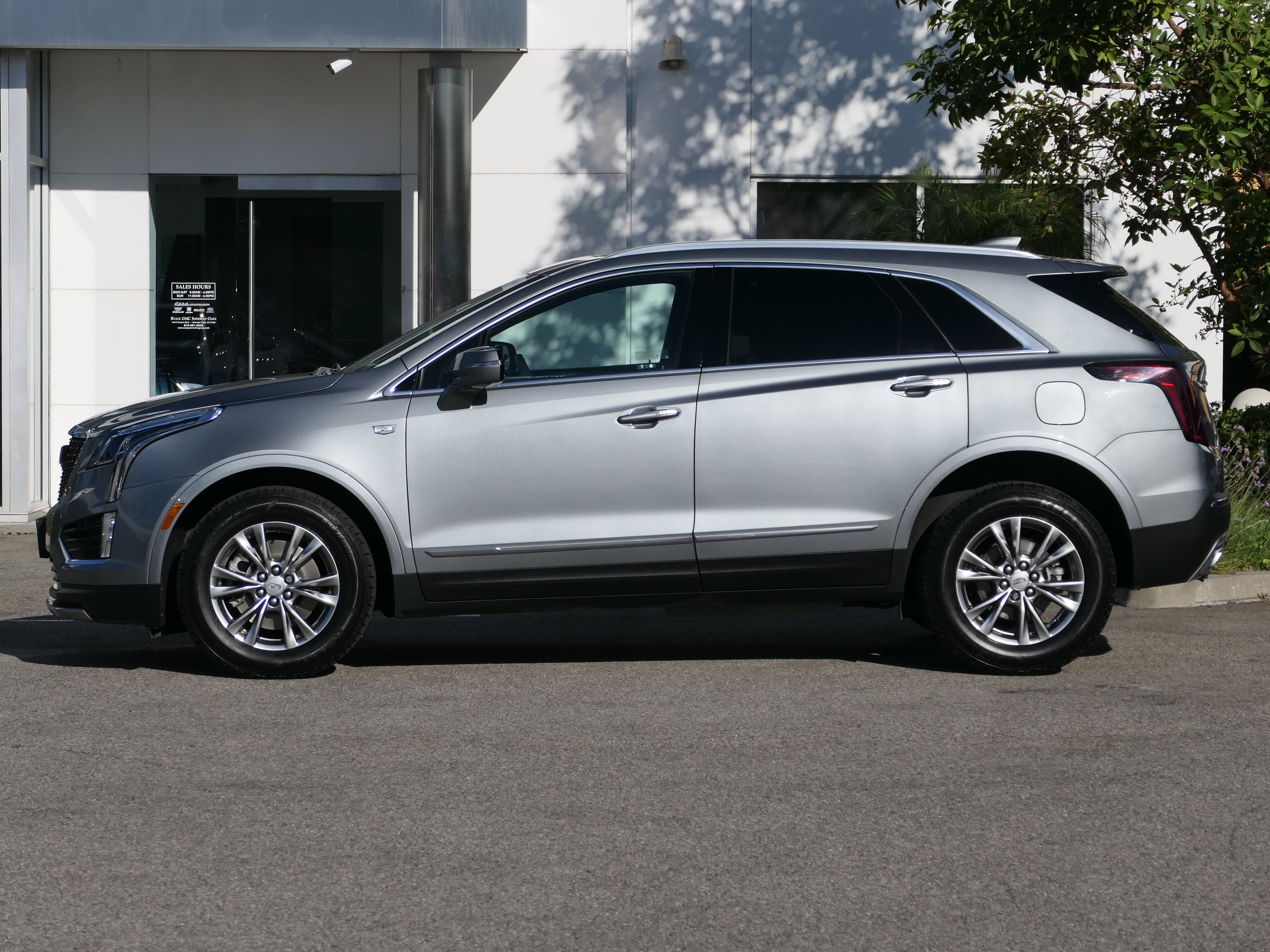 Certified 2023 Cadillac XT5 Premium Luxury FWD image 2
