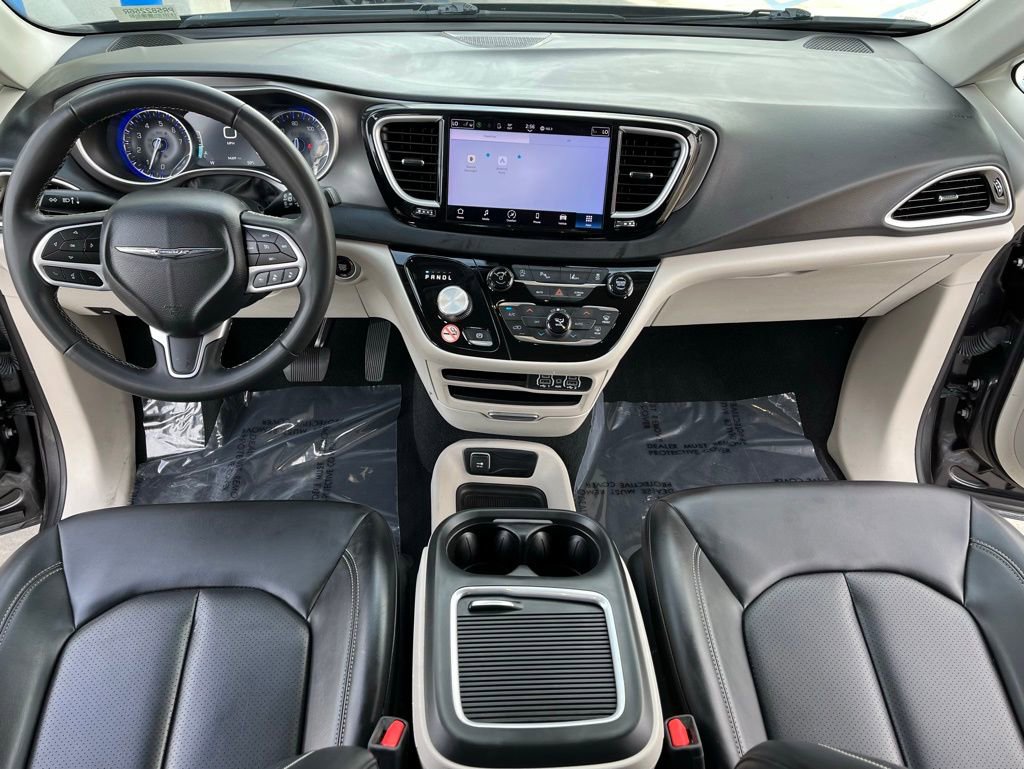Used 2023 Chrysler Pacifica Touring-L image 9