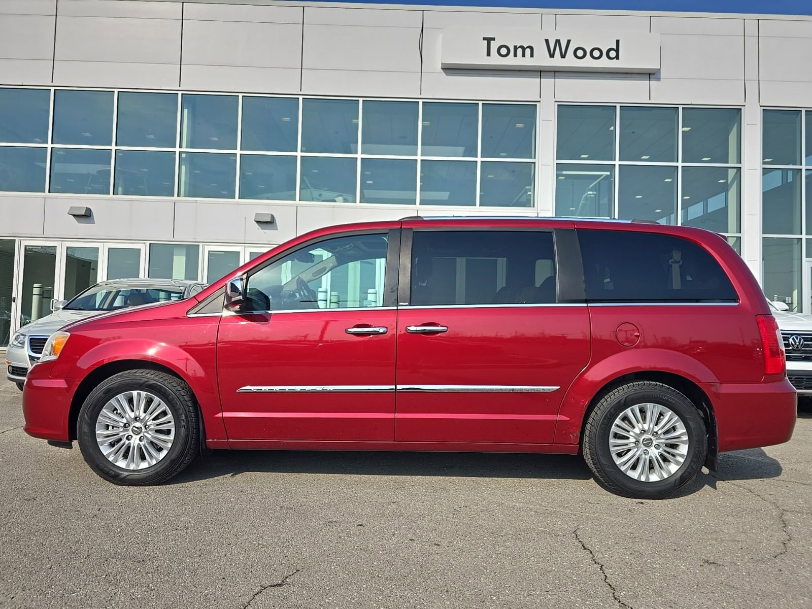 Used 2013 Chrysler Town & Country Limited w/ Luxury Group FWD image 7