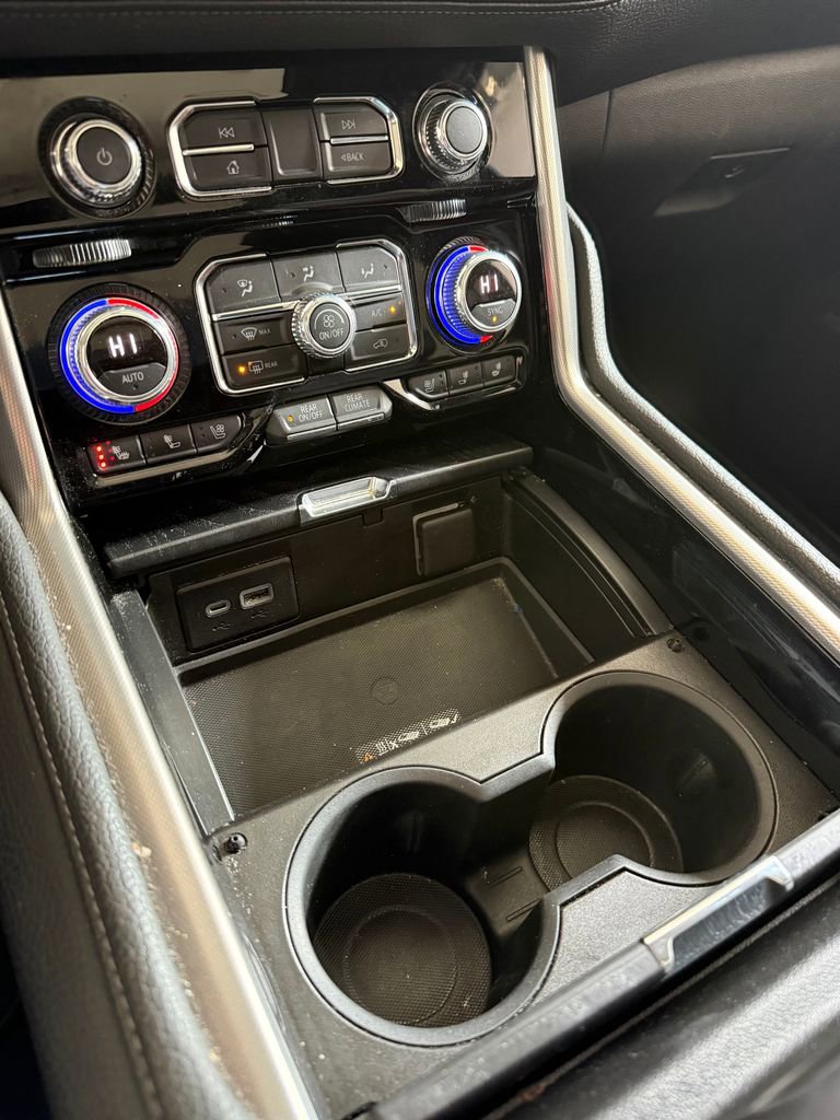 Used 2021 GMC Yukon XL Denali w/ Denali Premium Package image 12