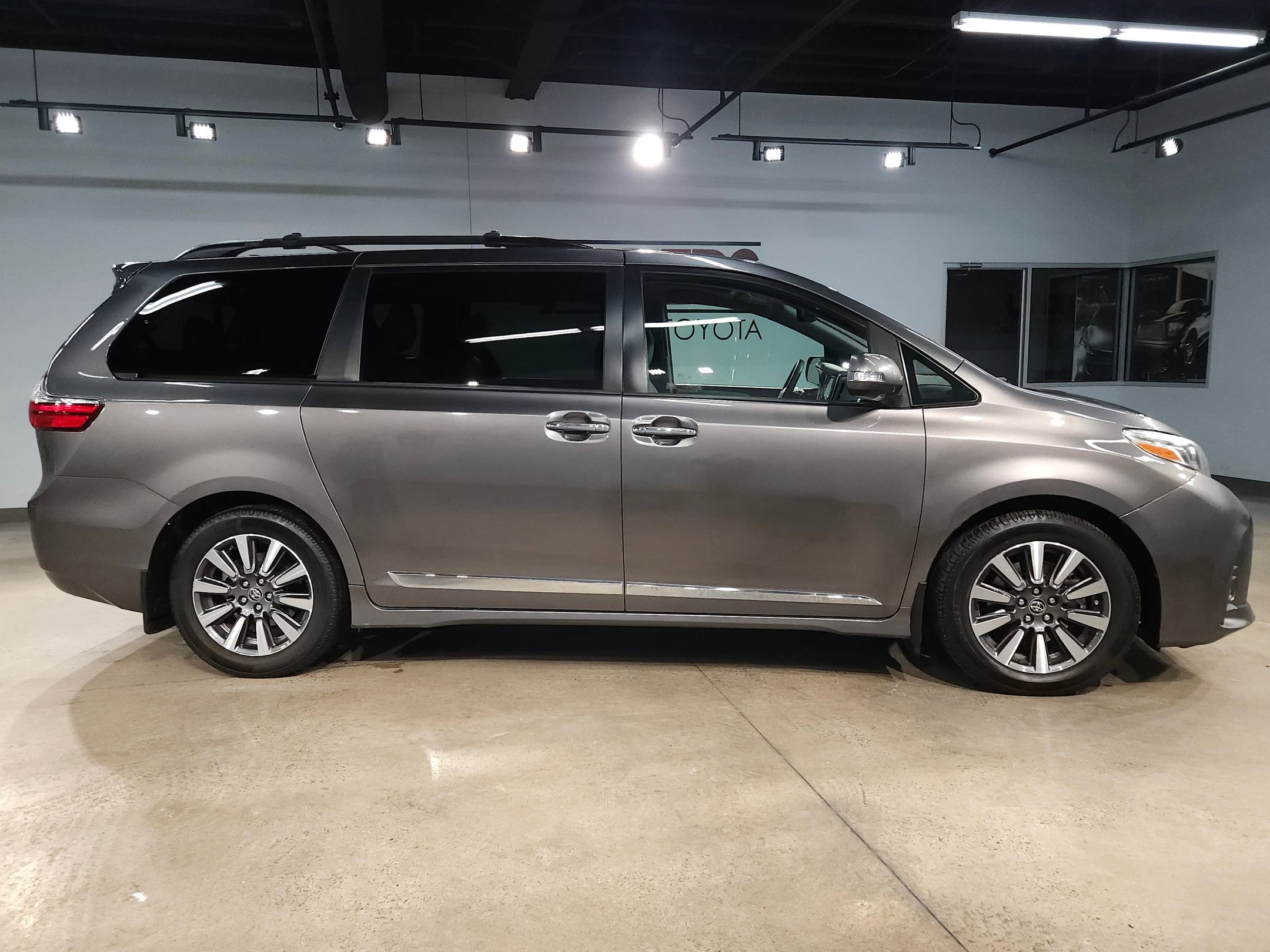 Used 2018 Toyota Sienna Limited image 8