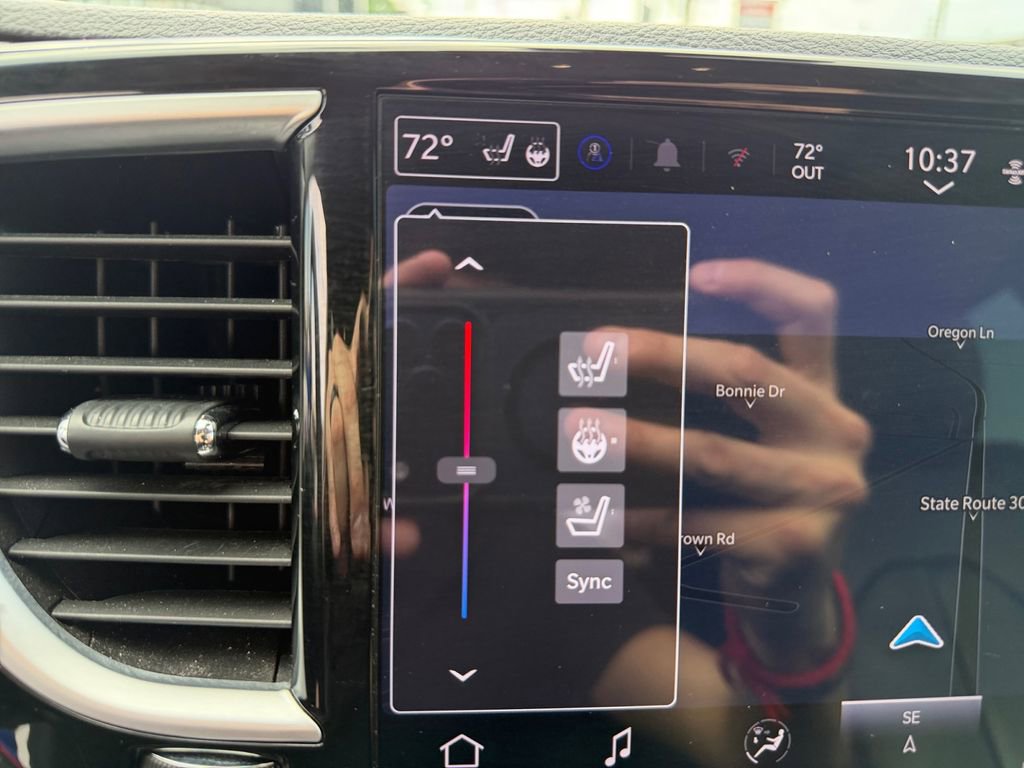 Used 2024 Chrysler Pacifica Limited FWD image 30