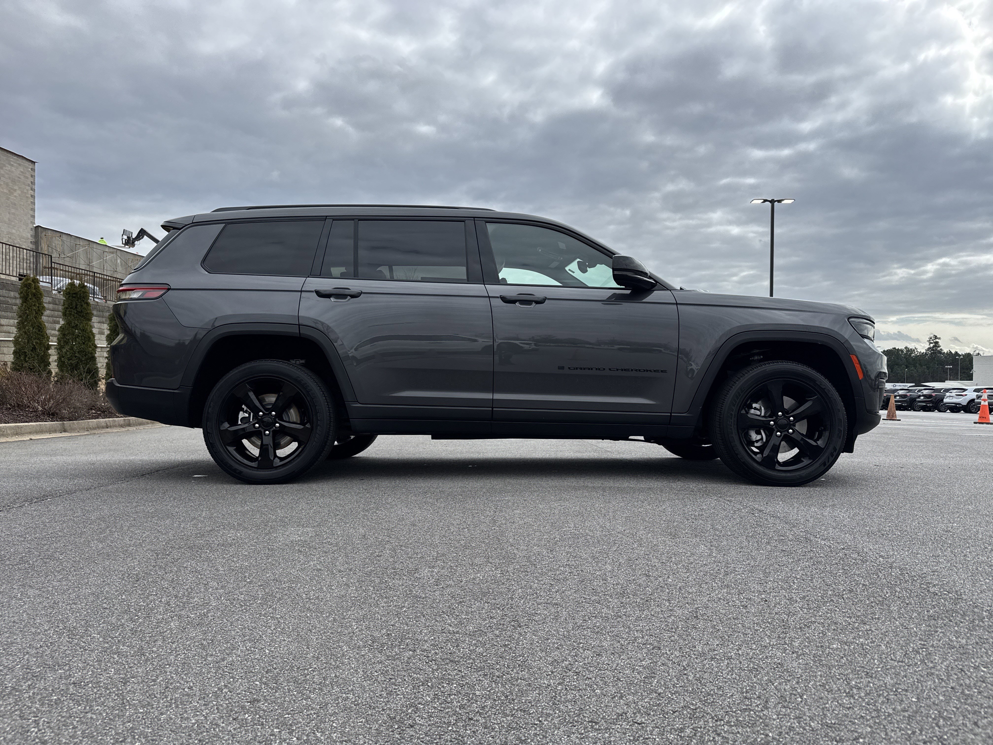 Used 2023 Jeep Grand Cherokee L Laredo image 11