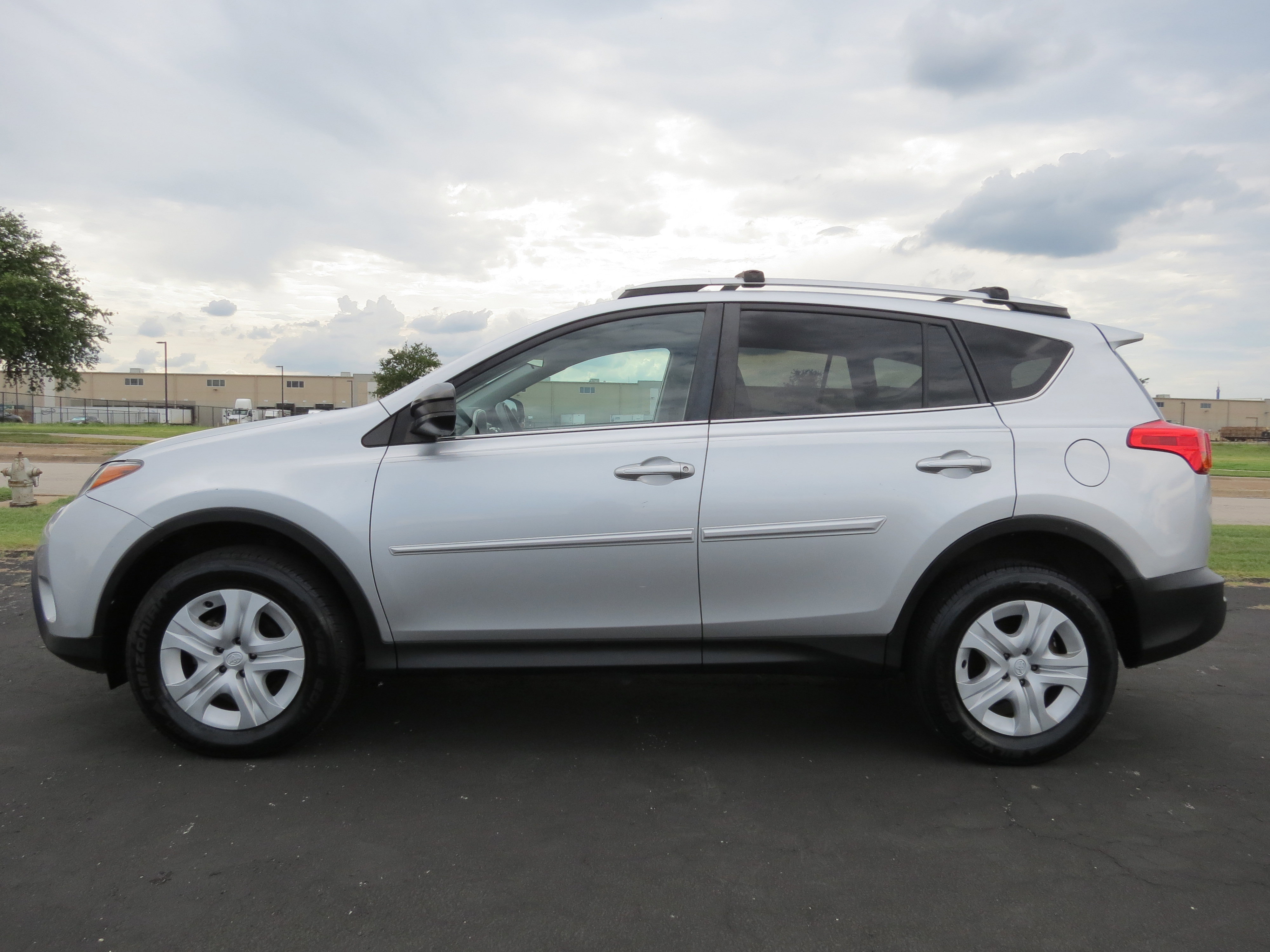 Used 2013 Toyota RAV4 LE FWD image 3
