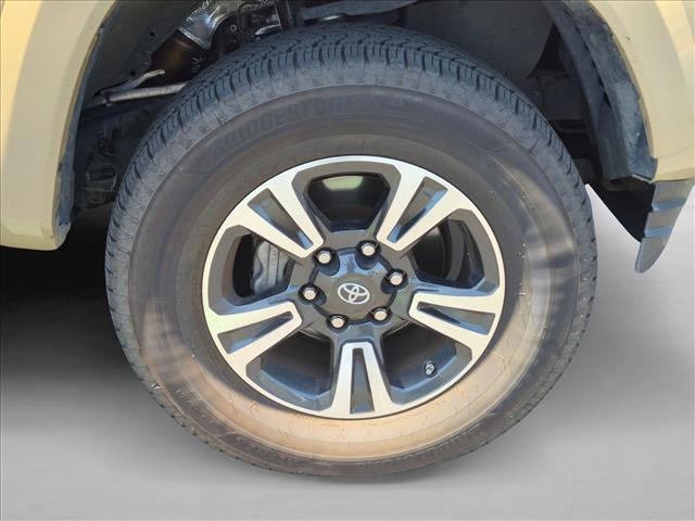 Used 2017 Toyota Tacoma TRD Sport AWD/4WD image 21