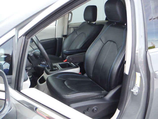 Used 2021 Chrysler Pacifica Touring-L w/ Uconnect Theater Family Group FWD image 18