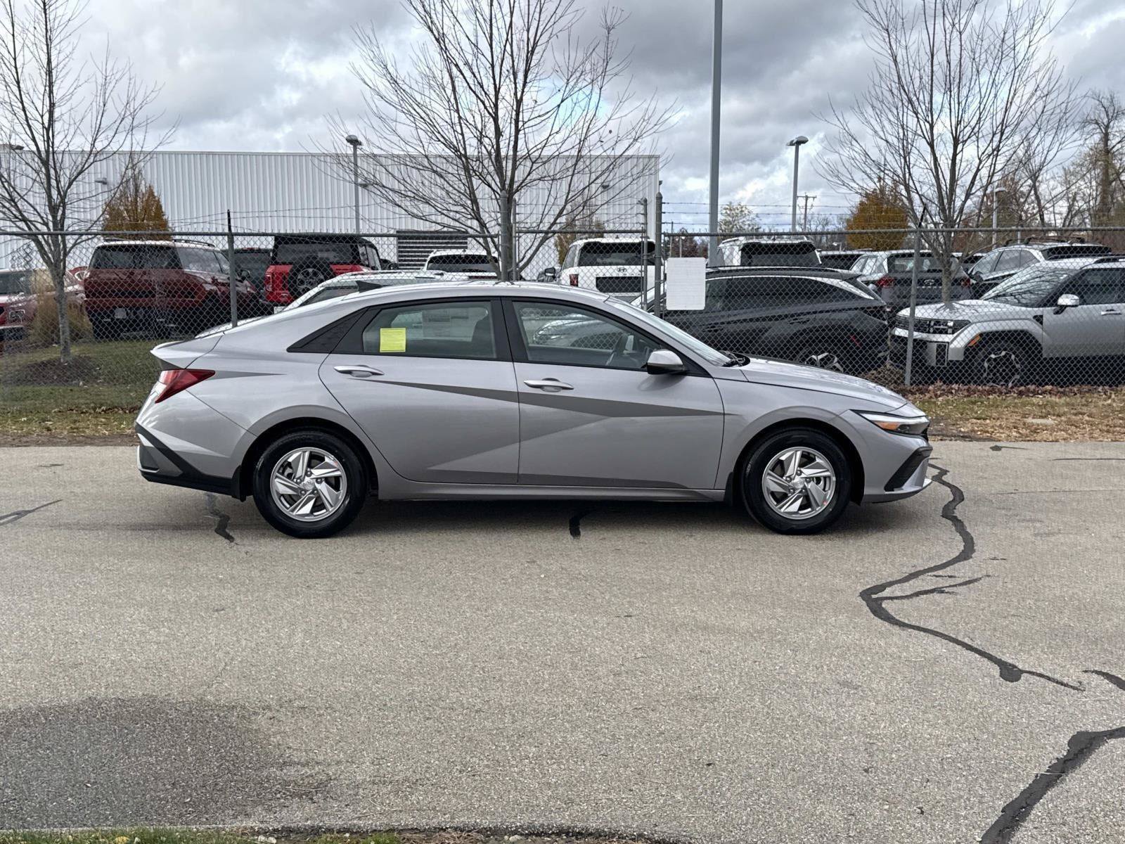Used 2026 Hyundai Elantra SE FWD image 4