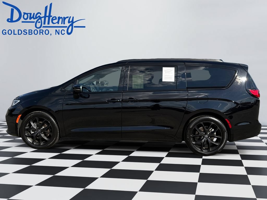 Used 2025 Chrysler Pacifica Limited FWD image 2