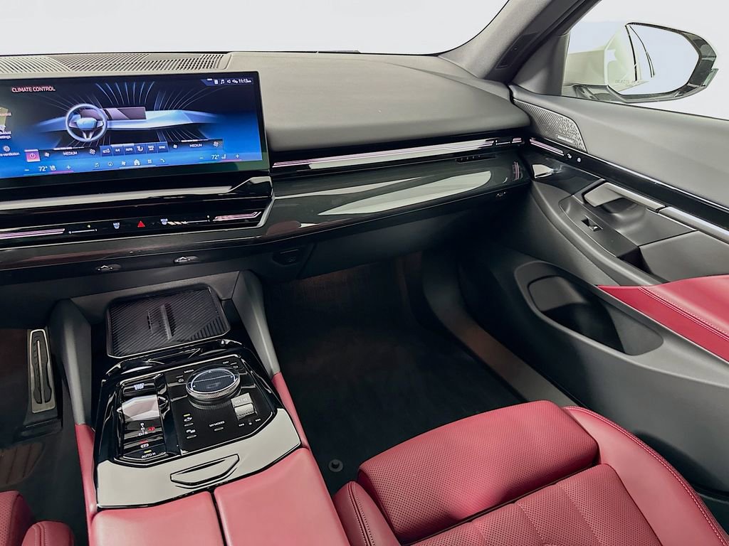 Used 2025 BMW 530i w/ M Sport Package RWD image 24