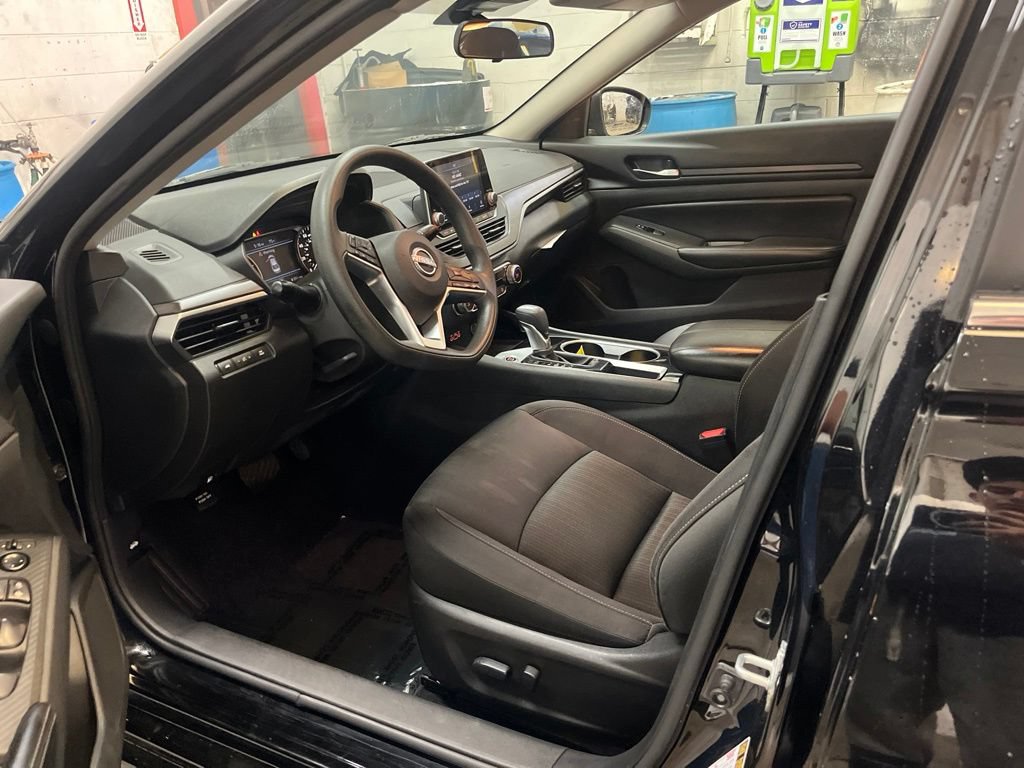 Used 2024 Nissan Altima 2.5 SV FWD image 10