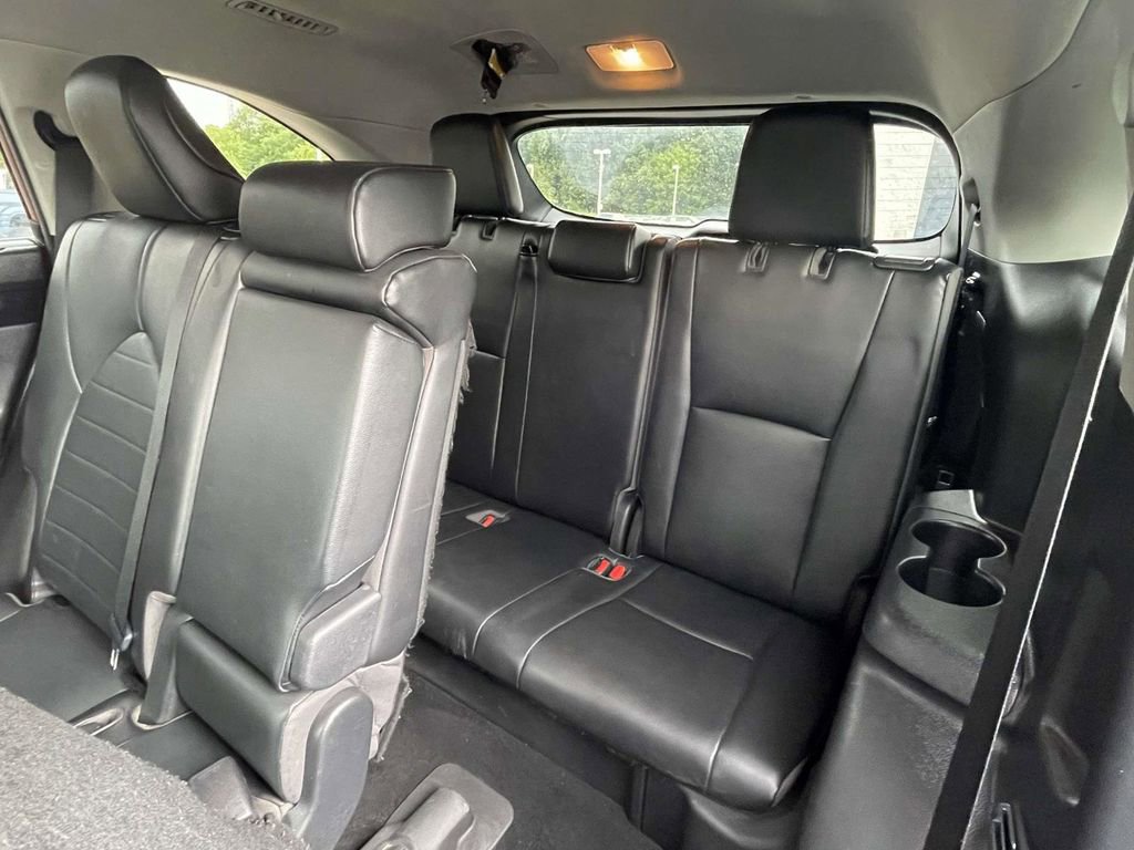 Used 2021 Toyota Highlander XLE AWD/4WD image 12
