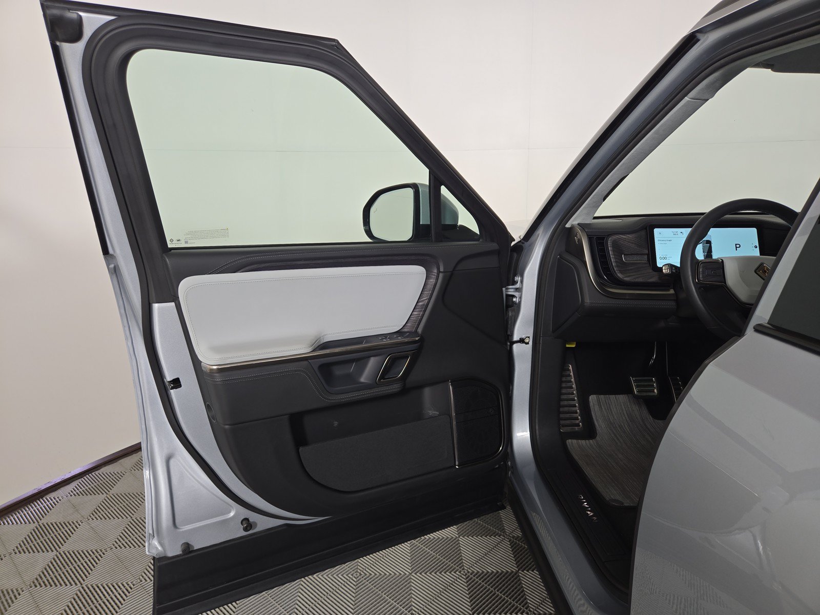 Used 2024 Rivian R1S Adventure AWD/4WD image 16